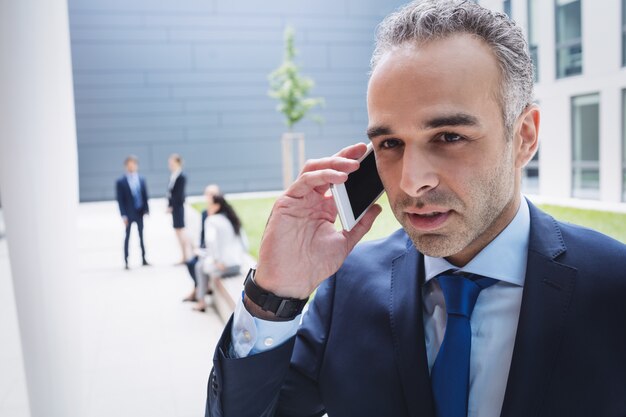 Homem negócios, usando telefone móvel