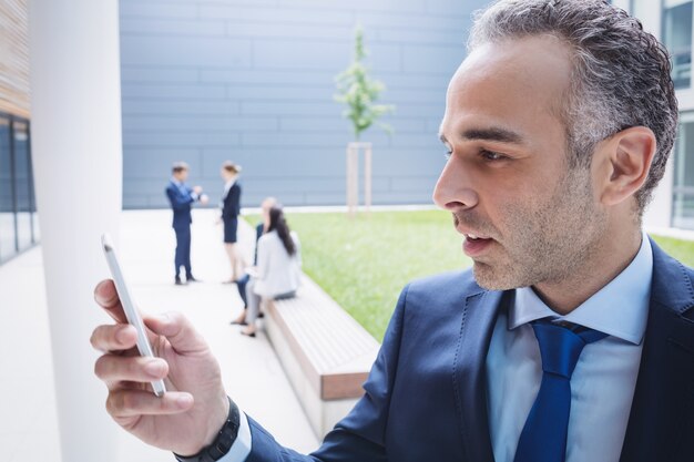 Homem negócios, usando telefone móvel