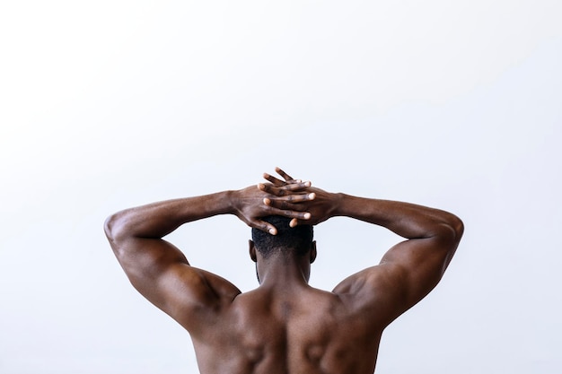 Homem negro alongando os músculos das costas