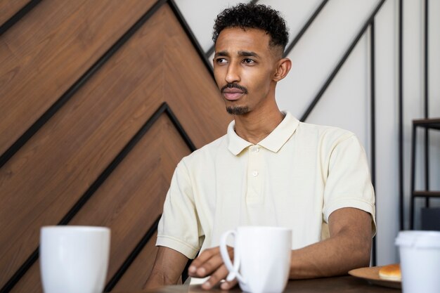 Homem negro de tiro médio no trabalho