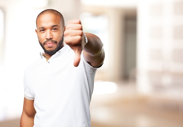 homem negro expressão de raiva