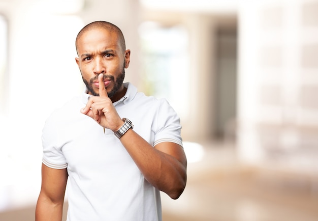 Homem negro expressão de raiva