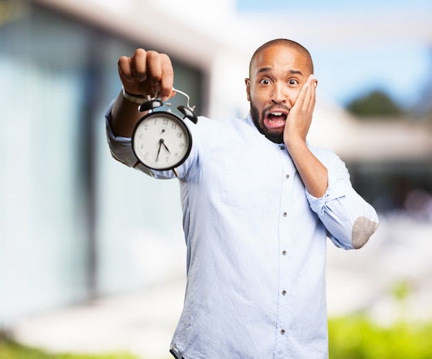 Homem negro expressão preocupada