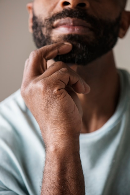 Homem negro, pensando e contemplando o conceito