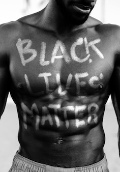 Homem negro protestando pelo movimento da matéria de vidas negras