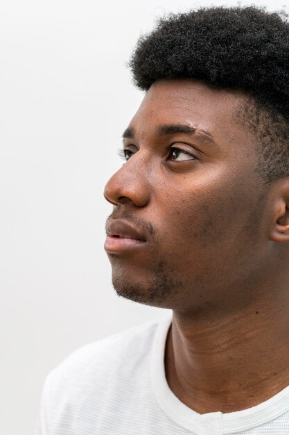 Perfil de um homem triste rosto crestfallen em preto fotos, imagens de ©  AntonioGuillemF #60545285