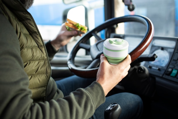 Homem no caminhão com vista lateral para comida