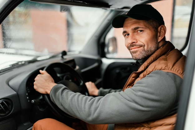 Foto grátis homem no carro dirigindo