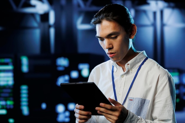 Foto grátis homem no centro de dados com tablet