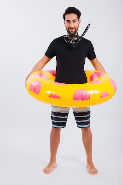 Homem no desgaste do verão com tubo flutuante e snorkel