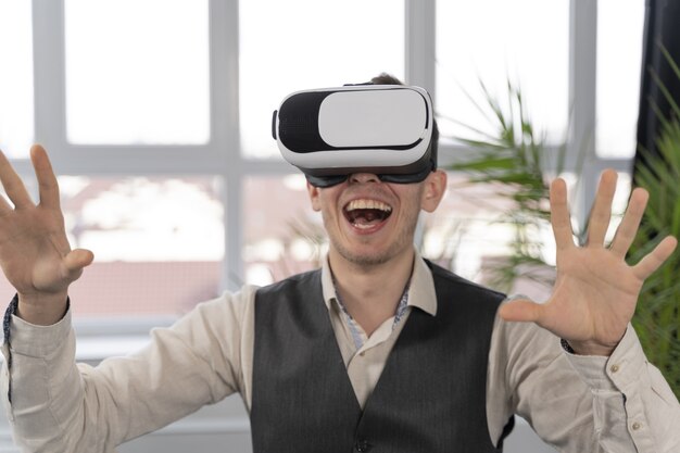 Homem no trabalho com óculos vr