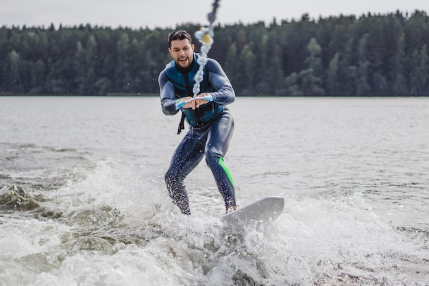 Foto grátis homem no wakesurfing. onda do barco.