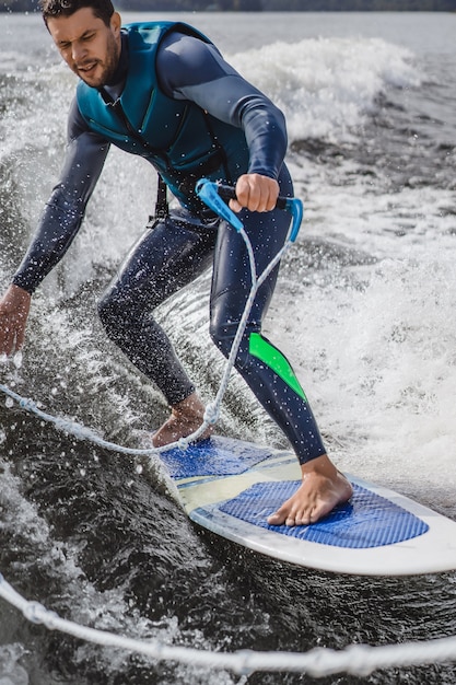 homem no wakesurfing. onda do barco.