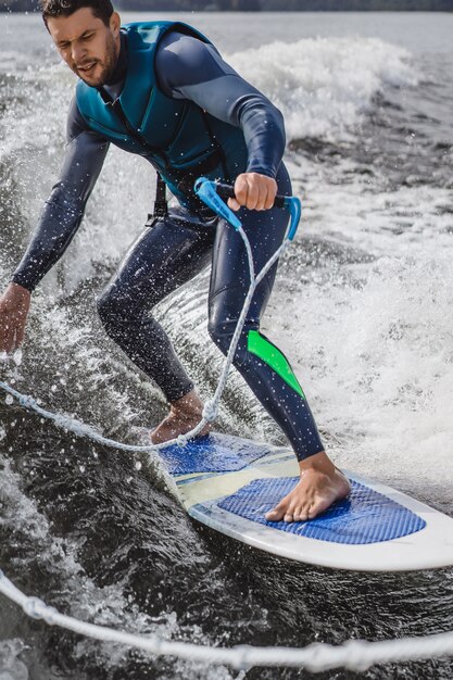 homem no wakesurfing. onda do barco.