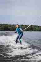 Foto grátis homem no wakesurfing. onda do barco.