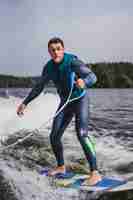 Foto grátis homem no wakesurfing. onda do barco.