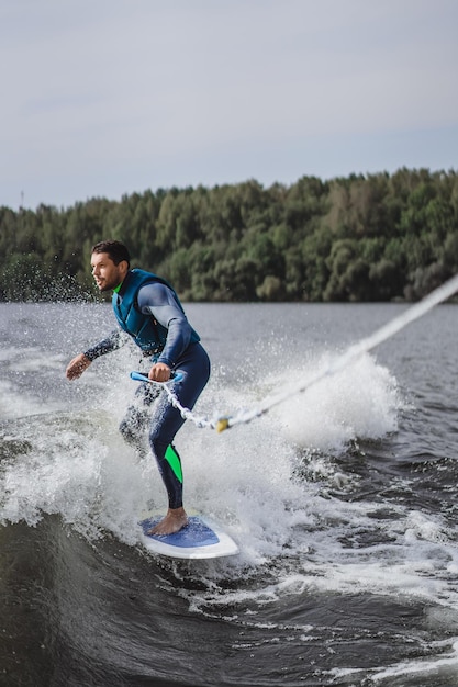 homem no wakesurfing. onda do barco.