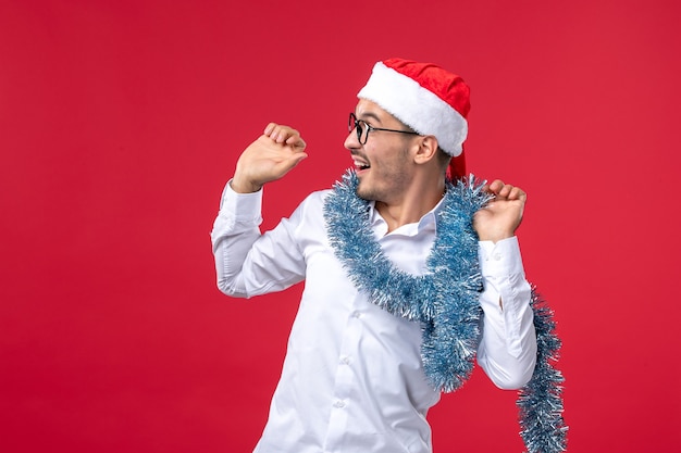 Homem normal de frente para celebrar o ano novo no feriado de natal humano de parede vermelha