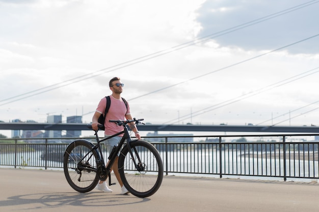 Homem novo dos esportes em uma bicicleta em uma cidade européia. esportes em ambientes urbanos.