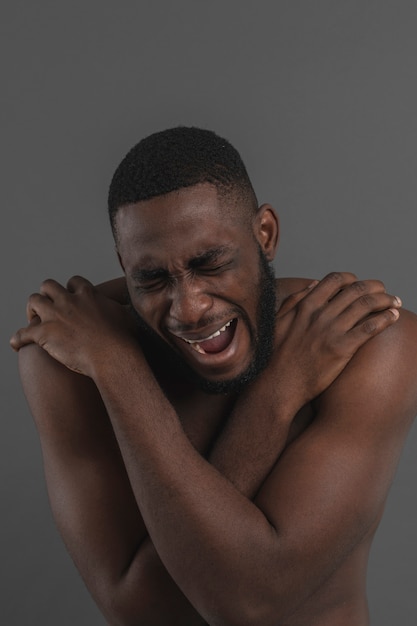 Foto grátis homem nu gritando e olhando para baixo