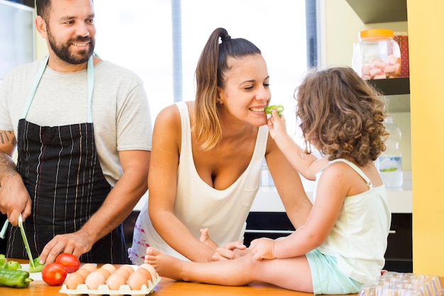 Homem, observar, menina, alimentação, pimentão, para, dela, mãe