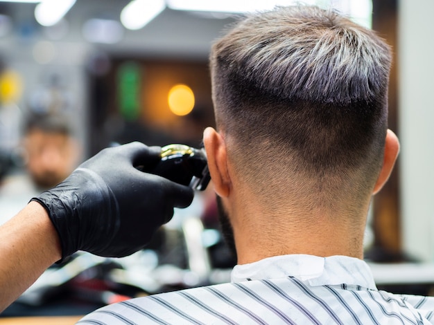 Homem, obtendo, novo, corte cabelo, atrás de