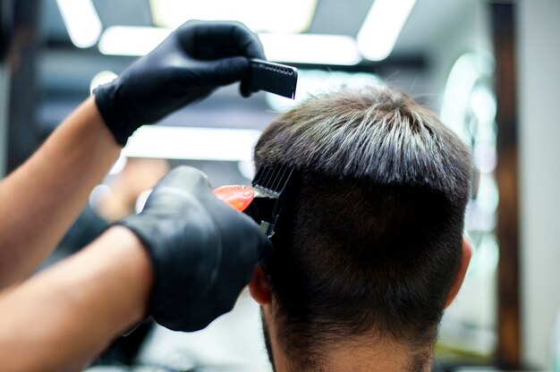 Homem, obtendo, um, corte cabelo, de, atrás de