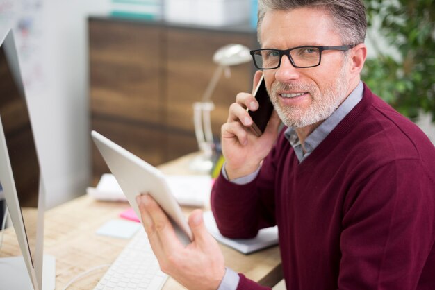 Homem ocupado em torno da tecnologia