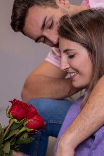 Homem oferecendo uma rosa para mulher