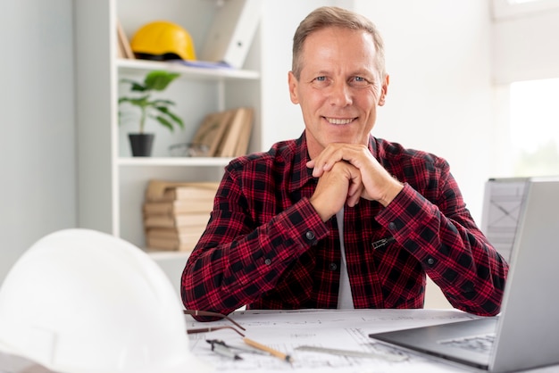 Homem, olhando câmera, em, seu, escritório