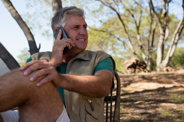 Homem, olhando, enquanto, falando, telefone