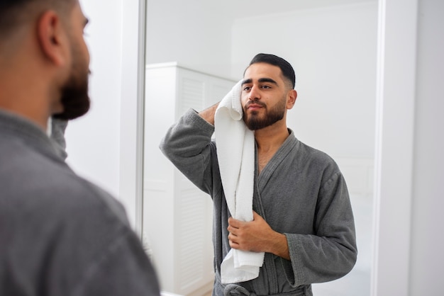 Foto grátis homem olhando no espelho de perto