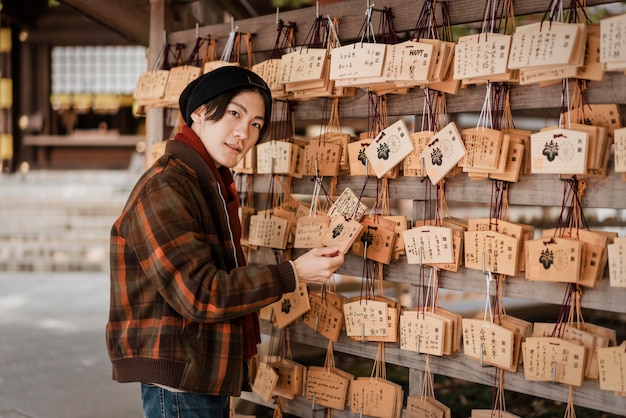 Homem olhando para cartas de madeira japonesas