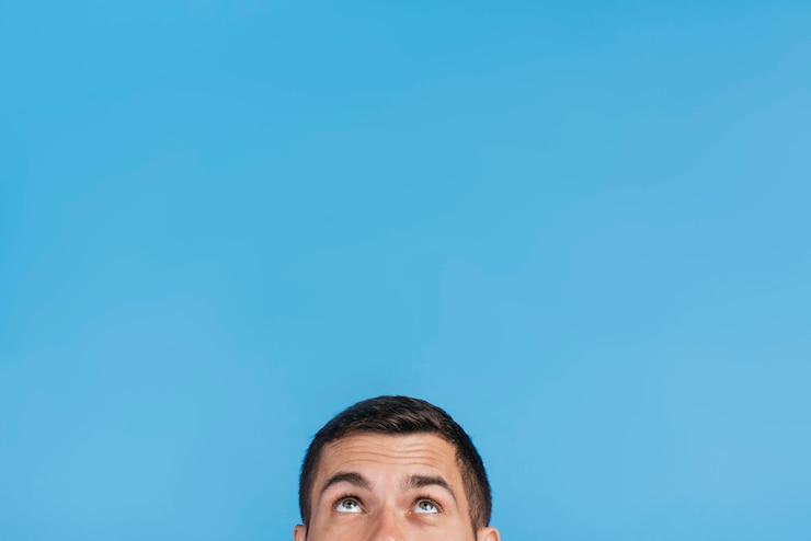Foto grátis homem, olhar, cima, com, espaço cópia