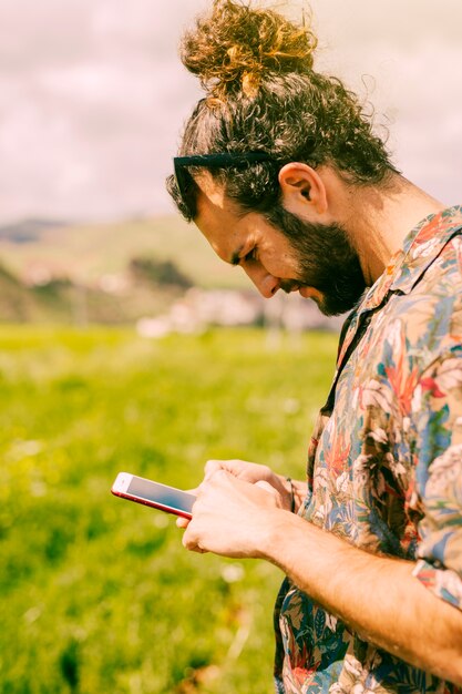 Homem, olhar, telefone móvel, em, campo