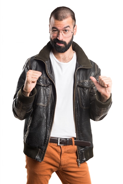 Foto grátis homem orgulhoso de si mesmo