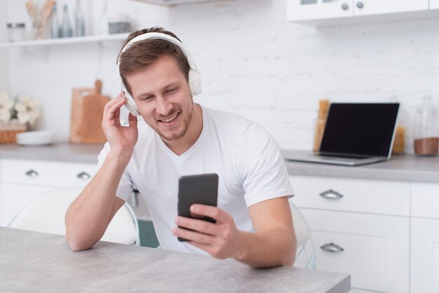 Homem ouvindo música em seus fones de ouvido