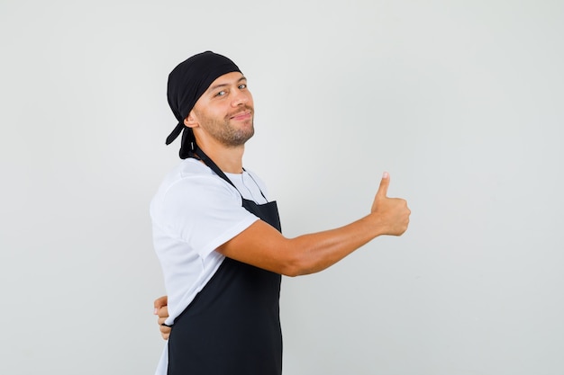 Homem padeiro mostrando o polegar para cima em uma camiseta