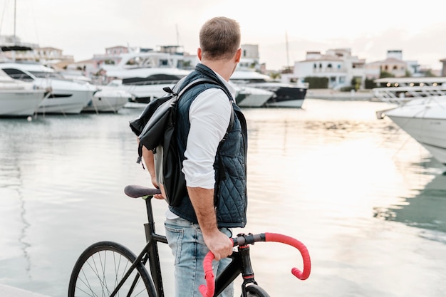 Homem parado ao lado de sua bicicleta