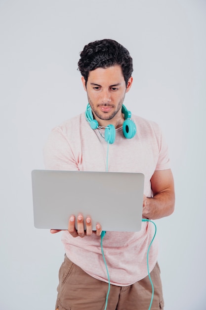 Homem parado com laptop