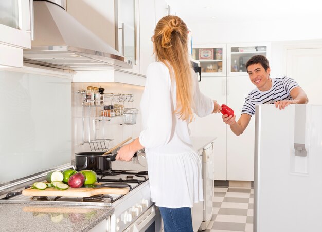 Homem, passagem, vegetal, para, dela, esposa, preparando alimento, cozinha