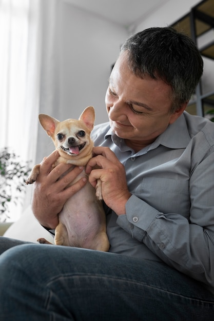 Homem passando tempo com cachorro em casa