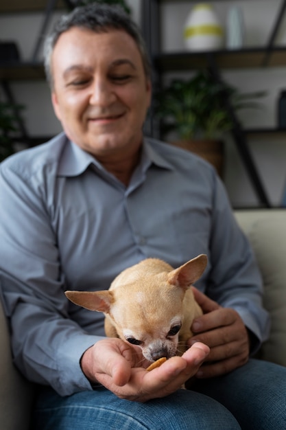 Homem passando tempo com cachorro em casa