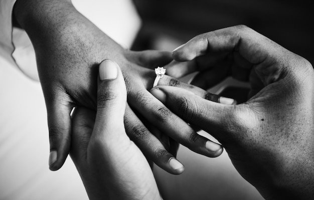 Homem pedindo sua namorada em casamento