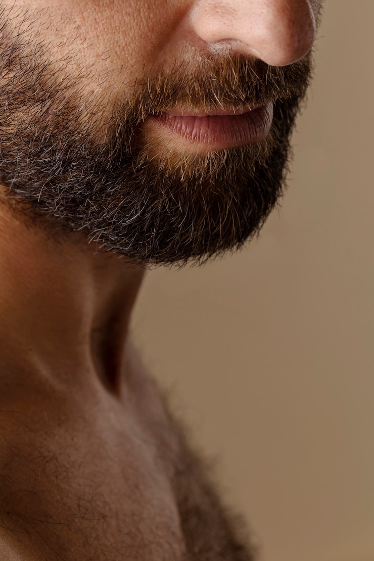 Foto grátis homem peludo em vista lateral do estúdio