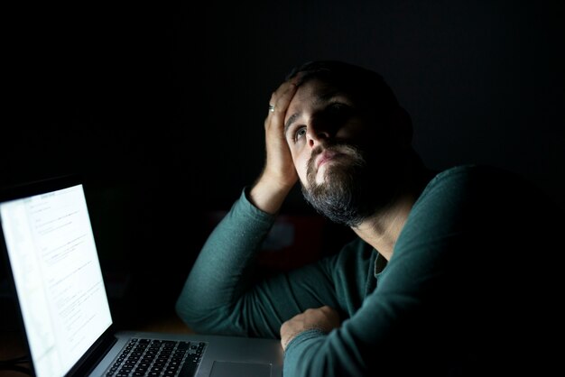 Homem pensando na frente do computador