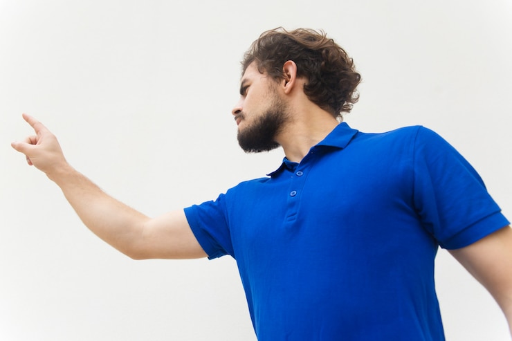 Foto grátis homem pensativo, apertar o botão imaginário