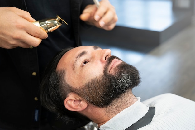 Homem perto da barbearia