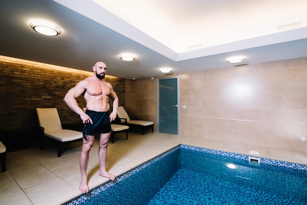 Foto grátis homem perto da piscina