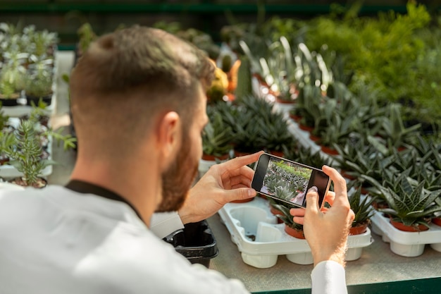 Foto grátis homem perto tirando fotos